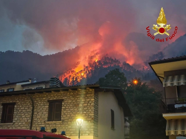 Veliki požar kod poznatog i najvećeg jezera u Italiji. Evakuirano preko 200 ljudi